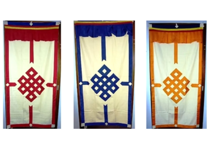 Rideaux Tibétain, 178x85 centimètres, 100% coton. Ils sont utilisés comme décorations pour l'autel, dans le "Gompa" (salle de méditation) ou à la maison.