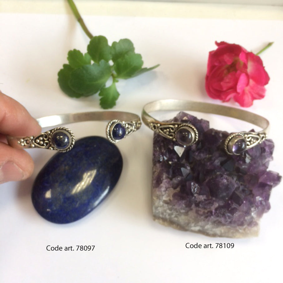 Bracelet de type 'Manchette' de 1 centimètre de largeur, fait en laiton argenté avec cabochon d'amethyste ou lapis lazuli.