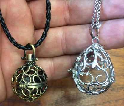 Pendentif/ Cage à pierre, peut servir de Bolas (pendentif de grossesse) ou pour perle de lave pour huile essentielle ! 2,5 centimètres de diamètre. Fait en laiton ! Vendu avec une perle de lave de 10mm !