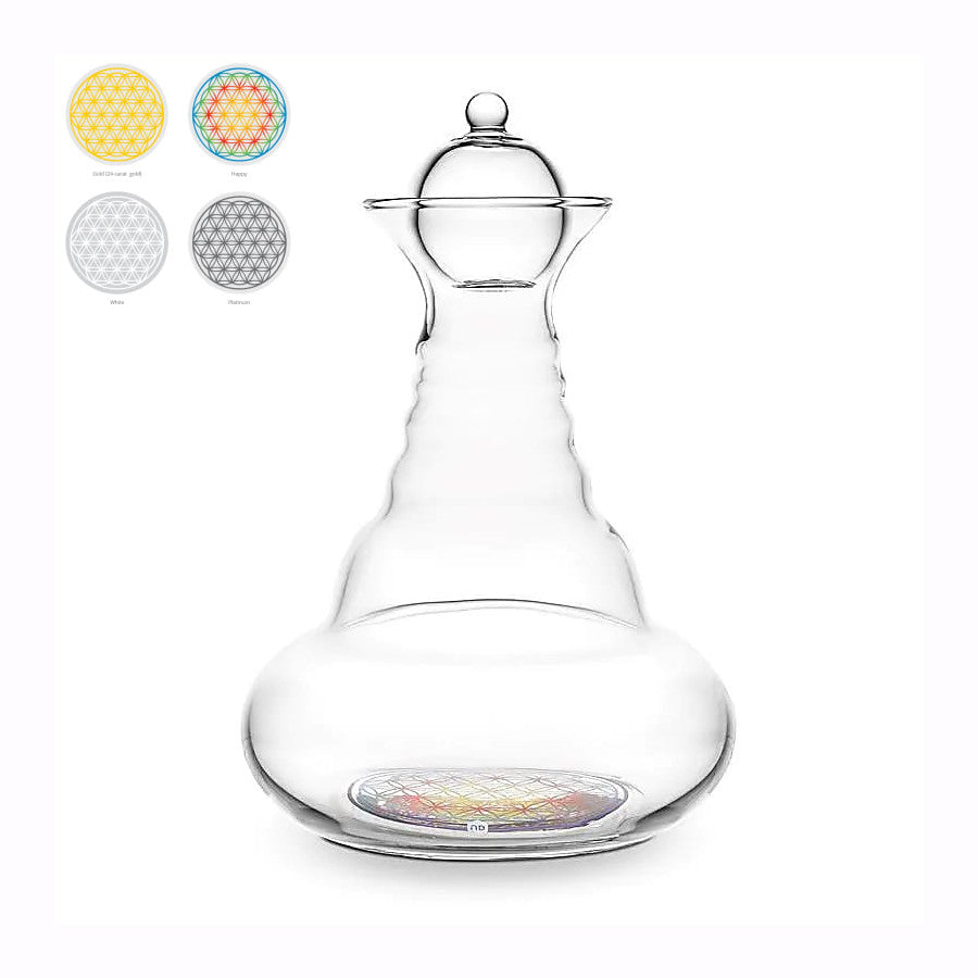 Carafe 'Alladin' de chez 'Nature's design' de 1300 millitres, avec le symbole de la fleur de vie gravé ! 5 finitions : basic, blanche, multicolore, Or ou Platine ! Verre sans plomb et soufflé à la bouche !