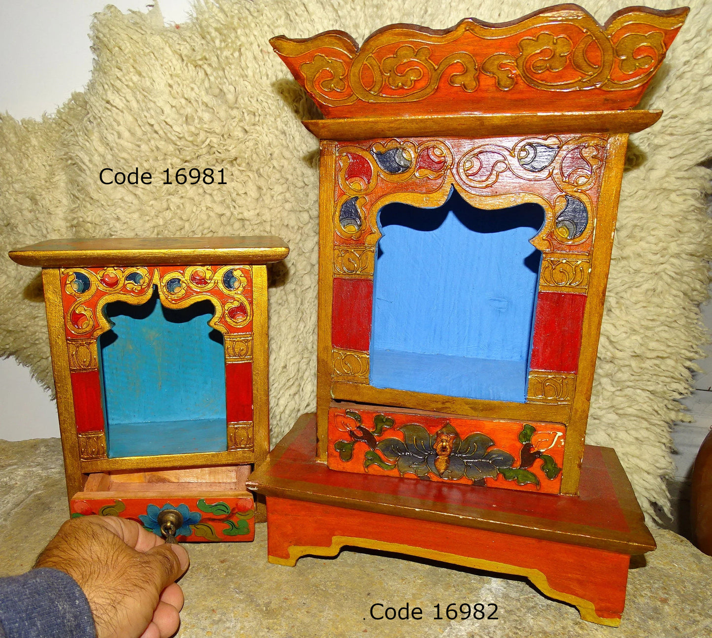 Sélection d'Autel en bois avec tiroir, peint à la main au Népal. 2 modèles au choix : 16.5x22x14 cm ou 36x22x9. Très belle qualité, motifs typiques !