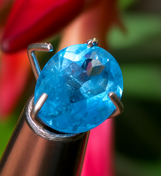 Saphir, superbe pierre fine taillée de 7mm x 5 x 3 - 1 carat. Parfait en bijouterie, collection ,exposition...