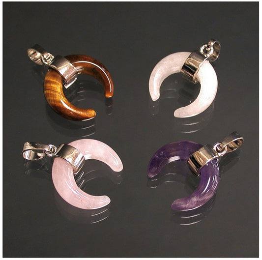 Pendentif en forme de croissant de lune ! De 30 millimètres de hauteur x 20 mm de largeur x 6 millimètres. Pierre au choix : Améthyste, Cristal de roche, Quartz rose, Oeil de tigre. Vendu avec cordon noir réglable offert !
