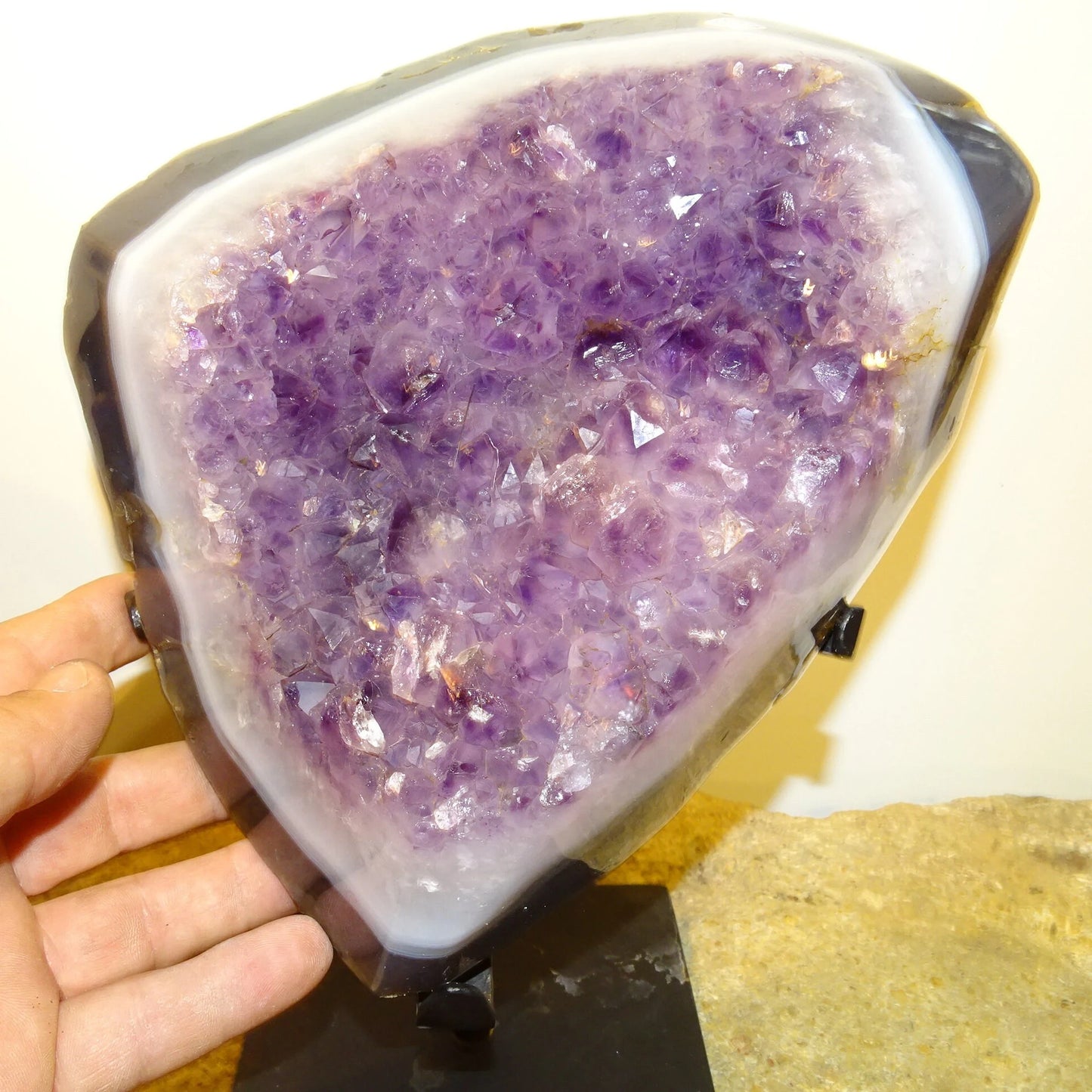 Druses en améthyste avec contours polis en agate, 4.3 kilogrammes - 20x20x14 centimètres. Vendu avec socle en métal sur mesure. Superbe qualité AA, en provenance du Brésil !