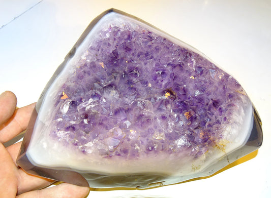 Druses en améthyste avec contours polis en agate, 4.3 kilogrammes - 20x20x14 centimètres. Vendu avec socle en métal sur mesure. Superbe qualité AA, en provenance du Brésil !