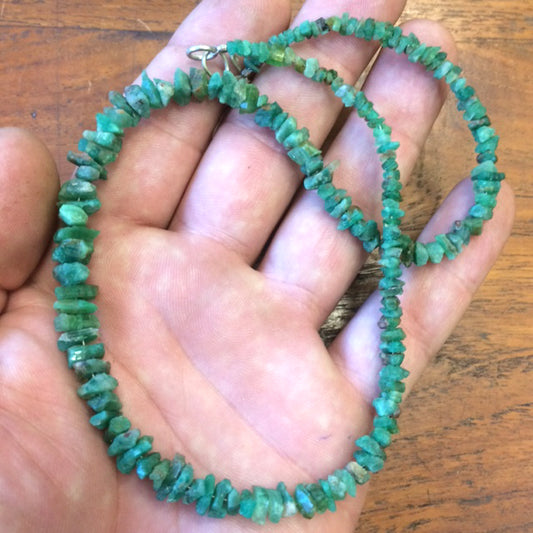 Rare ! Superbe collier en perle naturelle d'emeraude du Pakistan, 44 centimètres de longueur. Fait sur Argent par Gem & Zen ! Véritable œuvre d'art, chaque perle est un joyau !