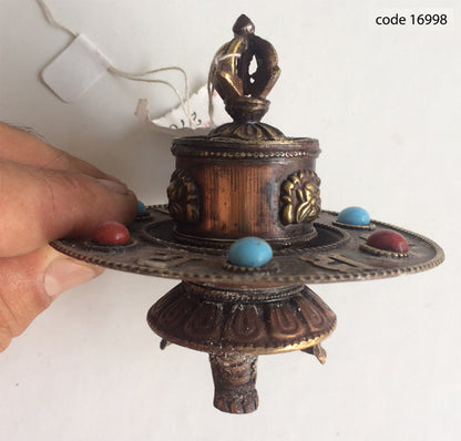 Porte-encens Tibétain fait en laiton de 10x8cm, avec de belles décorations et pierres semi -précieuses de corail et de turquoises bleues. Avec un Dorje au sommet, superbe pièce avec cachet en cire et n° d'authentification !