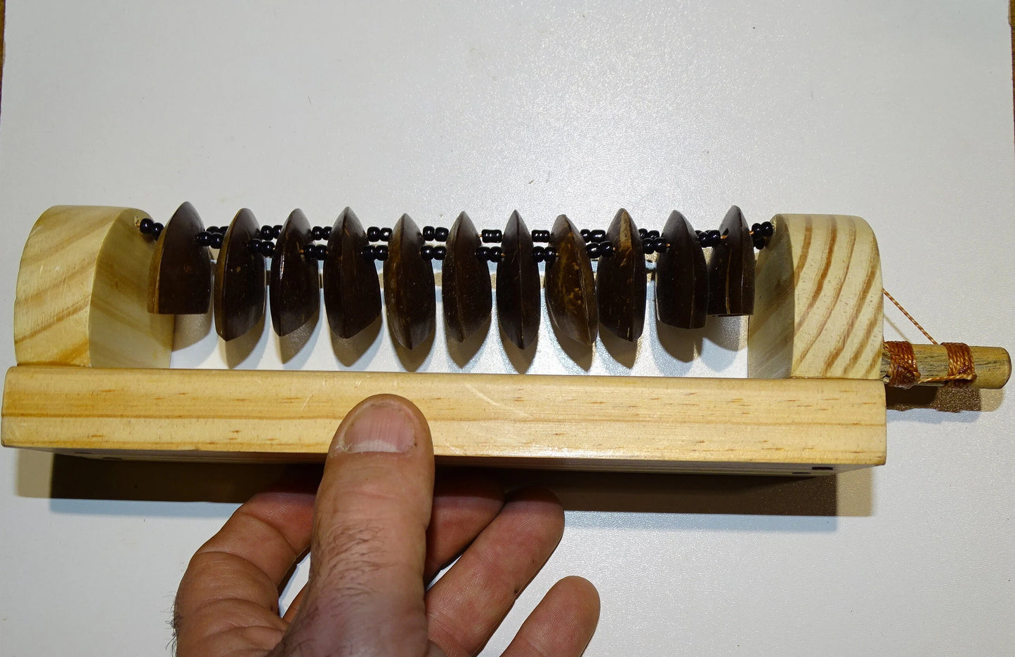 Shaker Guiro sur base plate. Peut également être utilisé comme shaker. Livré avec bâton ! 25,00 × 6,50 × 7,00 cm - 0,25 kilogramme !
