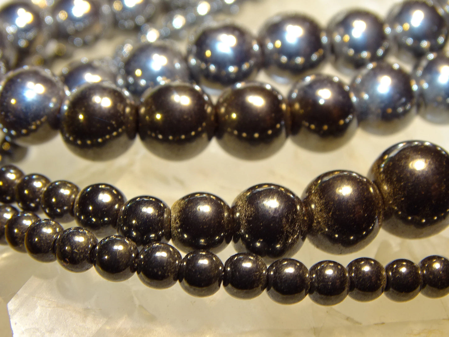 Hematite, round beads of 4, 6, 8 or 10 mm. Sold in 38/39 cm bead strand, in 17 to 21 cm bracelet, in 45 cm necklace or 60 cm sautoir. AA to AAA quality, superb beads, beautiful purity, perfect!