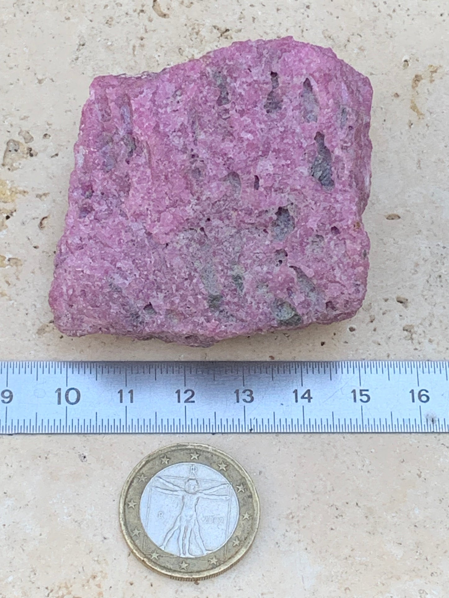 Rubis nid d'abeille, superbe spècimen naturel de 60mm x52 x30 - 140 grammes. Parfait en bijouterie, collection ,exposition...