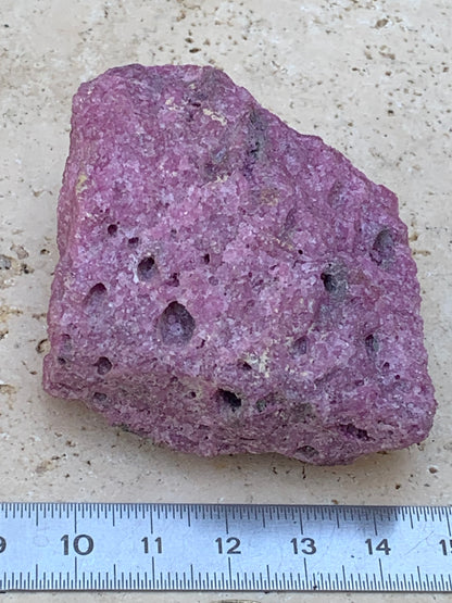 Rubis nid d'abeille, superbe spècimen naturel de 60mm x52 x30 - 140 grammes. Parfait en bijouterie, collection ,exposition...