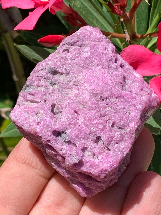 Rubis nid d'abeille, superbe spècimen naturel de 60mm x52 x30 - 140 grammes. Parfait en bijouterie, collection ,exposition...