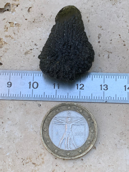 Moldavite/ Tectite verte authentique, de 33mm x 23 x 11 - 7,8 grammes. Le must en matière de pierre de la famille des météorites et tectites. Fascinant, envoutant, hypnotisant !