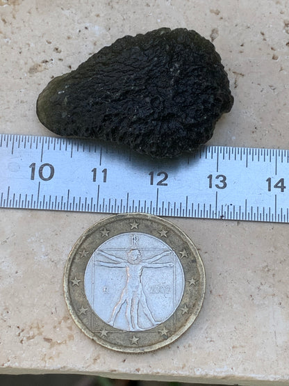 Moldavite/ Tectite verte authentique, de 33mm x 23 x 11 - 7,8 grammes. Le must en matière de pierre de la famille des météorites et tectites. Fascinant, envoutant, hypnotisant !