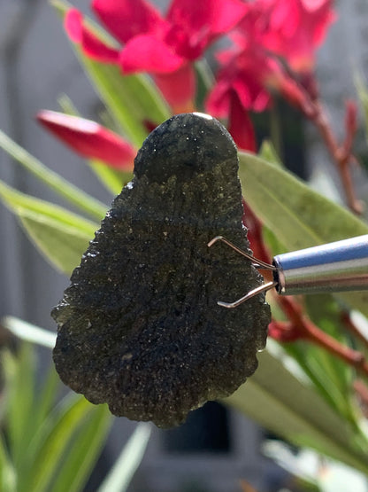 Moldavite/ Tectite verte authentique, de 33mm x 23 x 11 - 7,8 grammes. Le must en matière de pierre de la famille des météorites et tectites. Fascinant, envoutant, hypnotisant !