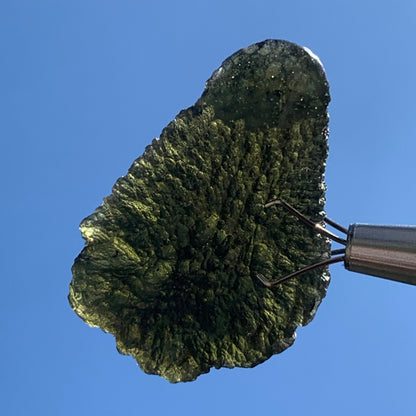 Moldavite/ Tectite verte authentique, de 33mm x 23 x 11 - 7,8 grammes. Le must en matière de pierre de la famille des météorites et tectites. Fascinant, envoutant, hypnotisant !