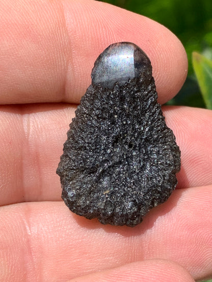Moldavite/ Tectite verte authentique, de 33mm x 23 x 11 - 7,8 grammes. Le must en matière de pierre de la famille des météorites et tectites. Fascinant, envoutant, hypnotisant !