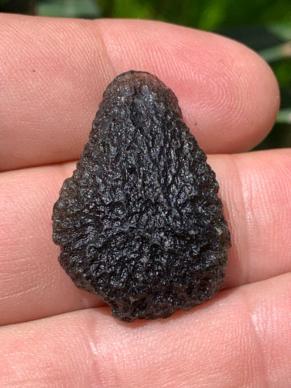 Moldavite/ Tectite verte authentique, de 33mm x 23 x 11 - 7,8 grammes. Le must en matière de pierre de la famille des météorites et tectites. Fascinant, envoutant, hypnotisant !