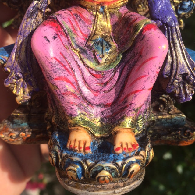Statuette de Meitreya de 16 centimètres de haut. Fait et peint à la main au Népal, parfait dans une salle de Méditation, Autel, Collection, Exposition...! Poids +/- 370 grammes.