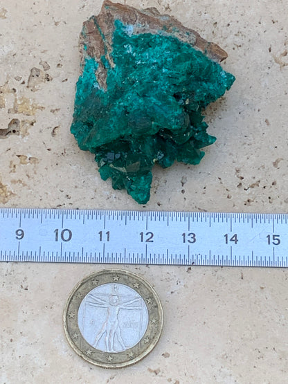 Dioptase, spécimen cristalisé de 52mm x 42 x 17 - 31 grammes ! Rare et puissante en minéralogie et lithothérapie !