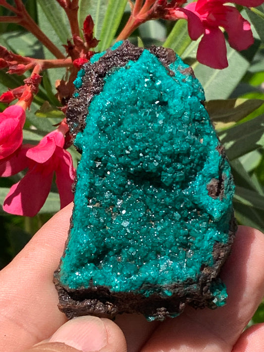 Dioptase, spécimen cristalisé de 70mm x 44 x 30 - 89,3 grammes ! Rare et puissante en minéralogie et lithothérapie !