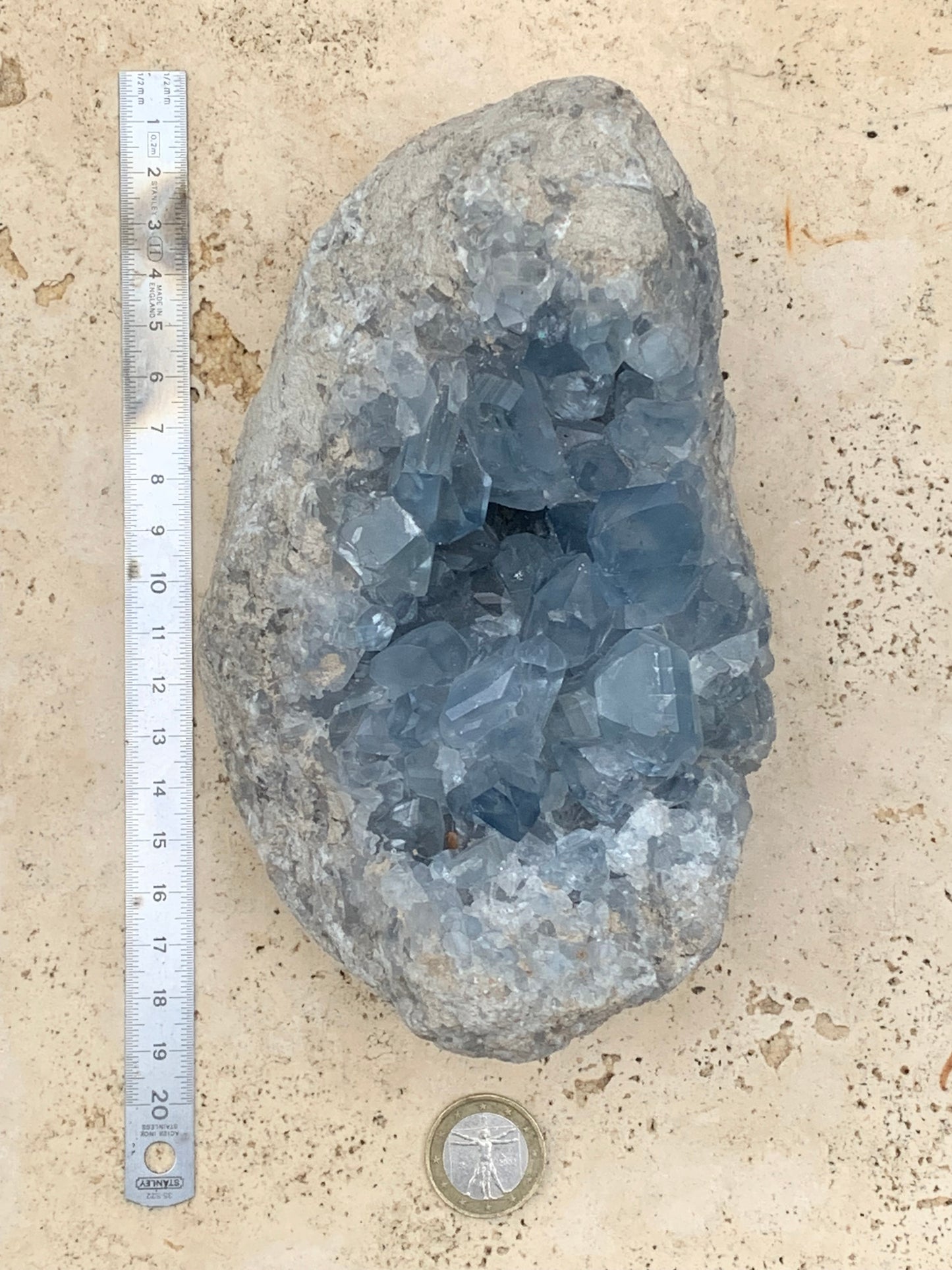Célestite/ Célestine ou Quartz Bleu, géode de 2,274 kilogrammes, 17 x 10,3 x 9,5 centimètres. Superbe qualité, parfait pour vos collections, expositions...