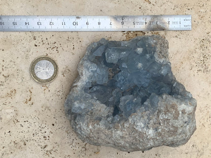 Célestite/ Célestine ou Quartz Bleu, géode de 817 grammes, 105 x 95 x 60 millimètres. Superbe qualité, parfait pour vos collections, expositions...