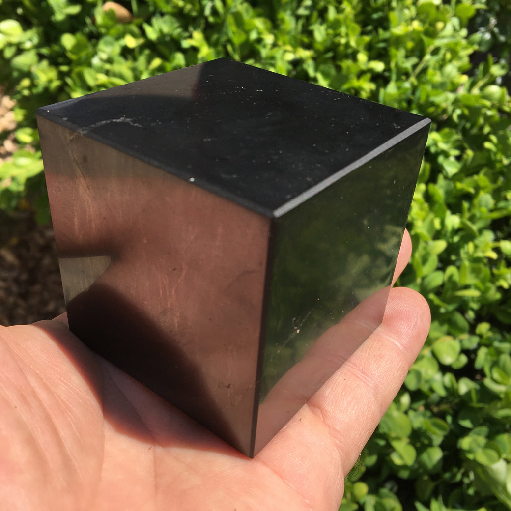 Sélection de cubes en shungite, de 2 à 8cm. Absorbe les ondes electro-magnétiques et grand pouvoir d'ancrage !