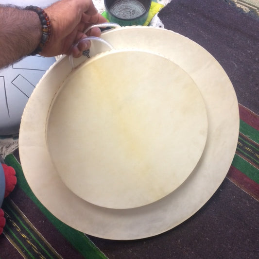 Tambour Océan, au choix de Ø 30, 35, 40 ou 50 centimètres. Tambour double peau (chèvre) pour imiter le son des vagues qui déferle sur la plage ! Parfait pour les bains de sons !