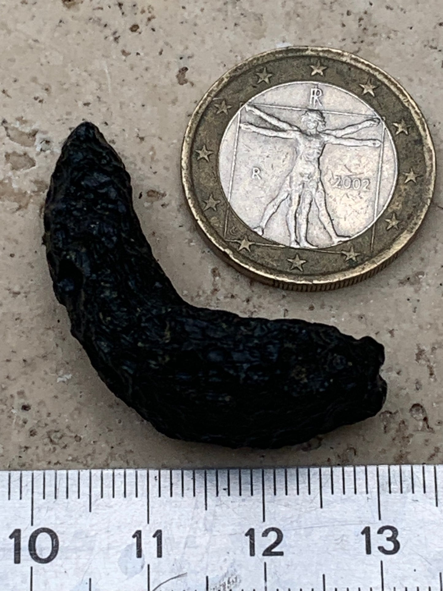 Tectite du Viet-Nam, taille de 38mm x 17 x 8 - 8,1 grammes. Fascinant, envoutant, hypnotisant !