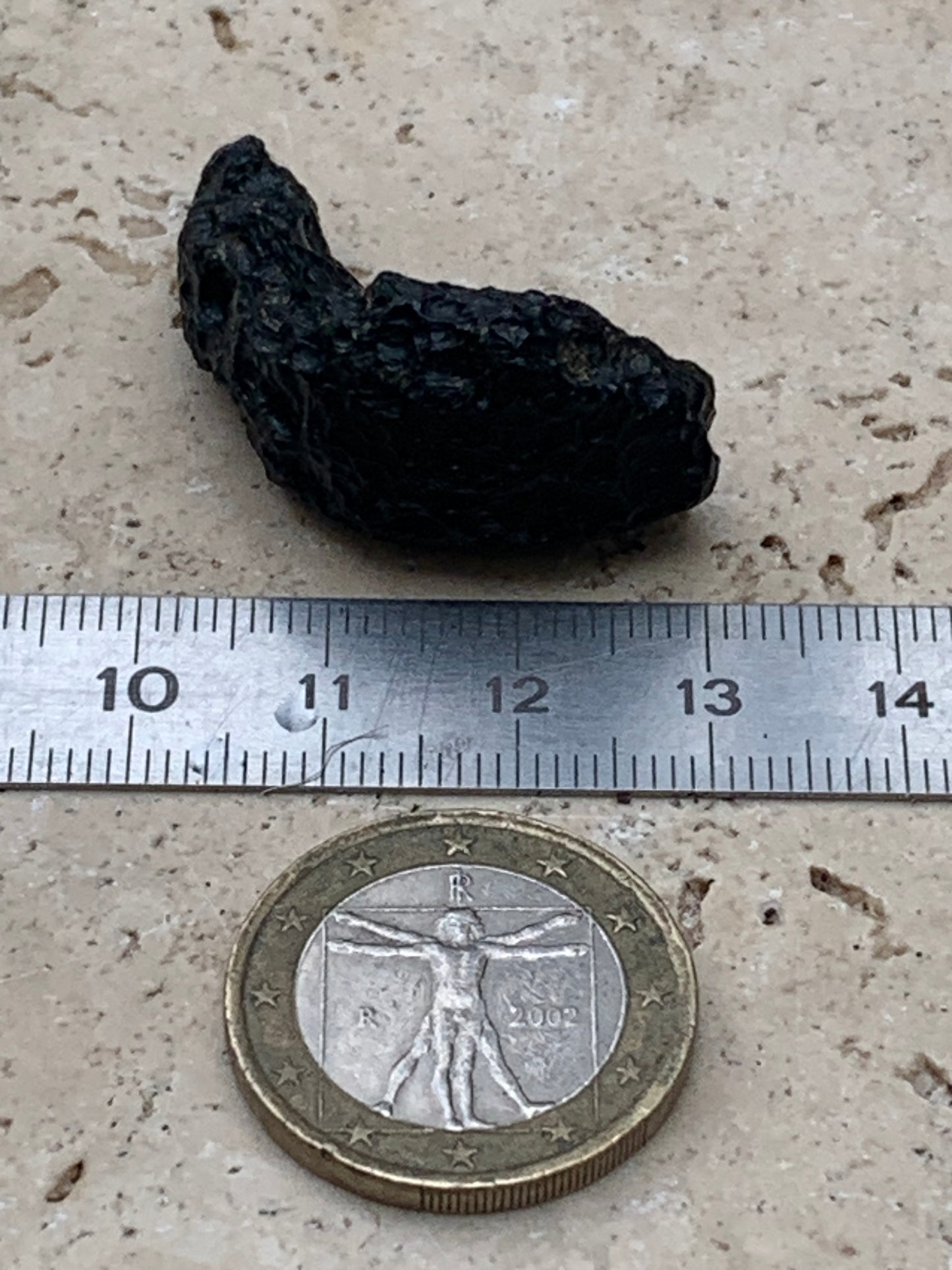 Tectite du Viet-Nam, taille de 38mm x 17 x 8 - 8,1 grammes. Fascinant, envoutant, hypnotisant !