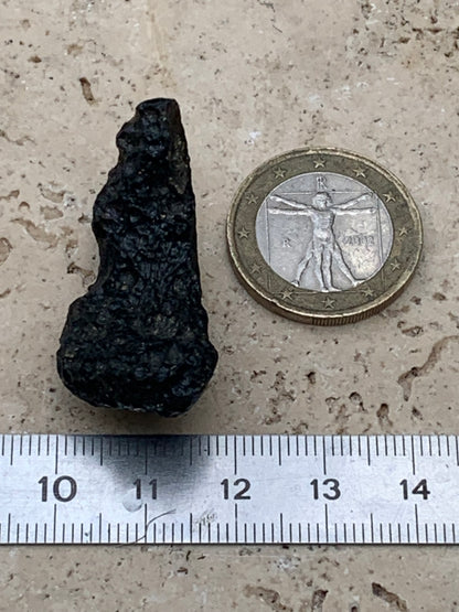 Tectite du Viet-Nam, taille de 38mm x 17 x 8 - 8,1 grammes. Fascinant, envoutant, hypnotisant !