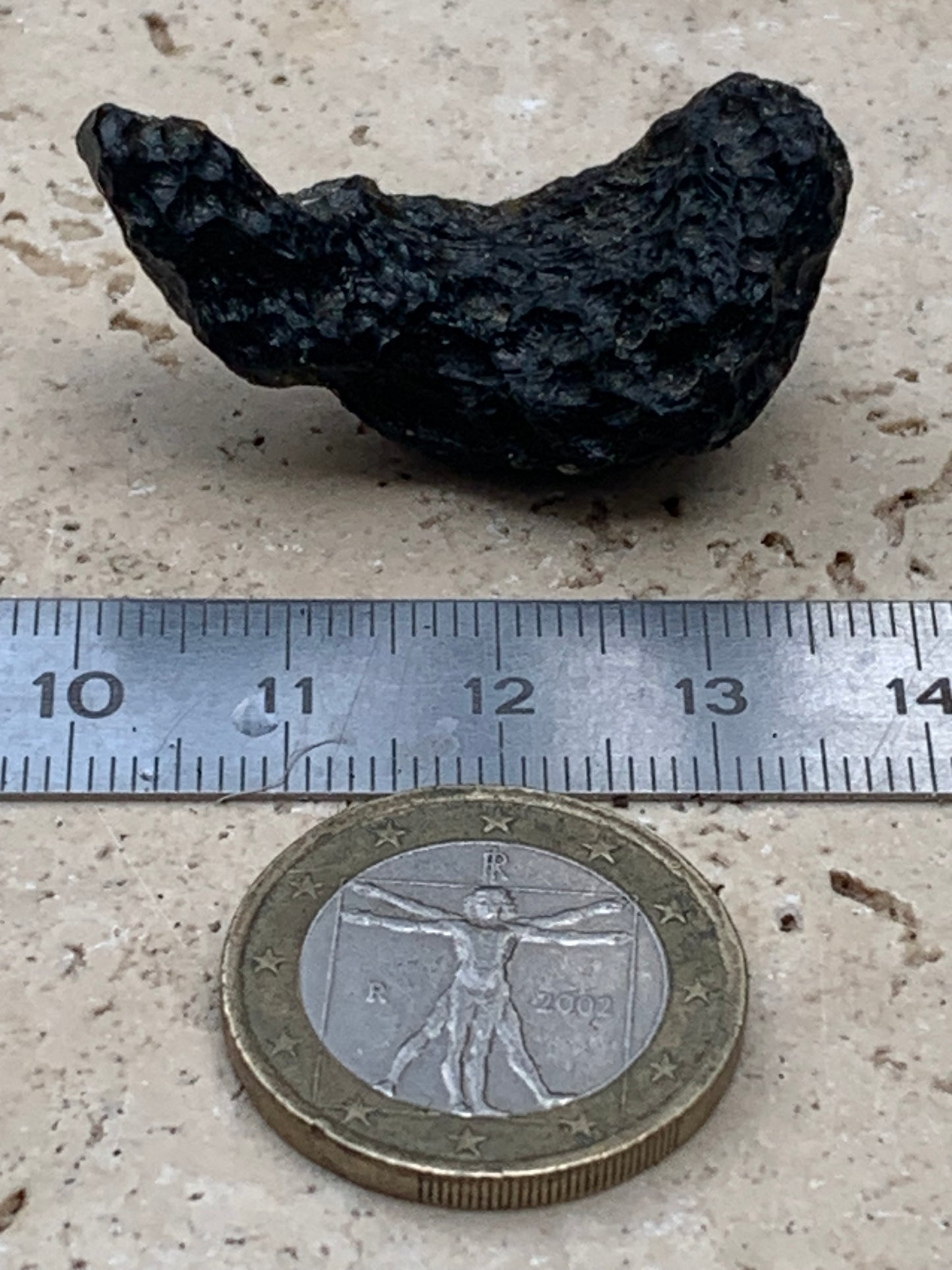 Tectite du Viet-Nam, taille de 38mm x 17 x 8 - 8,1 grammes. Fascinant, envoutant, hypnotisant !