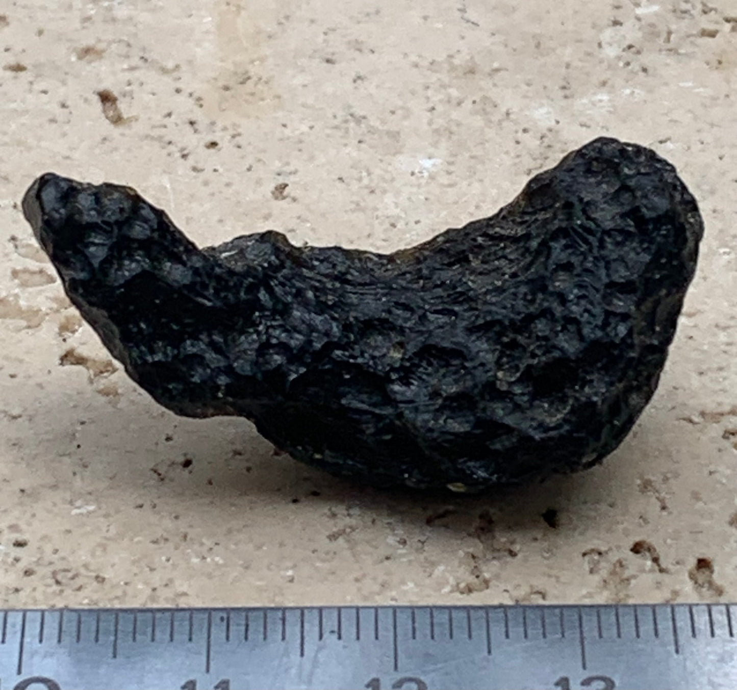 Tectite du Viet-Nam, taille de 38mm x 17 x 8 - 8,1 grammes. Fascinant, envoutant, hypnotisant !