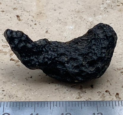 Tectite du Viet-Nam, taille de 38mm x 17 x 8 - 8,1 grammes. Fascinant, envoutant, hypnotisant !