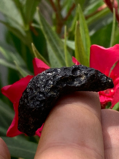Tectite du Viet-Nam, taille de 38mm x 17 x 8 - 8,1 grammes. Fascinant, envoutant, hypnotisant !