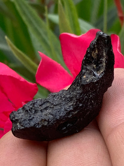 Tectite du Viet-Nam, taille de 38mm x 17 x 8 - 8,1 grammes. Fascinant, envoutant, hypnotisant !