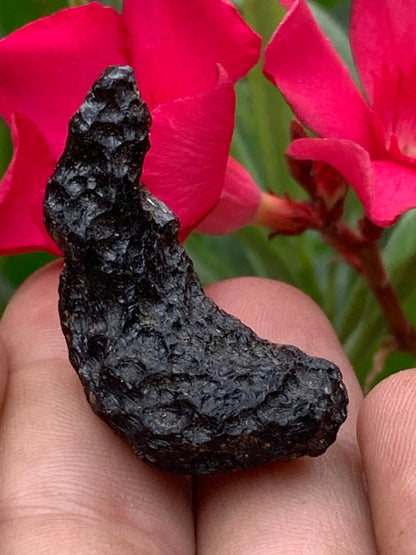 Tectite du Viet-Nam, taille de 38mm x 17 x 8 - 8,1 grammes. Fascinant, envoutant, hypnotisant !