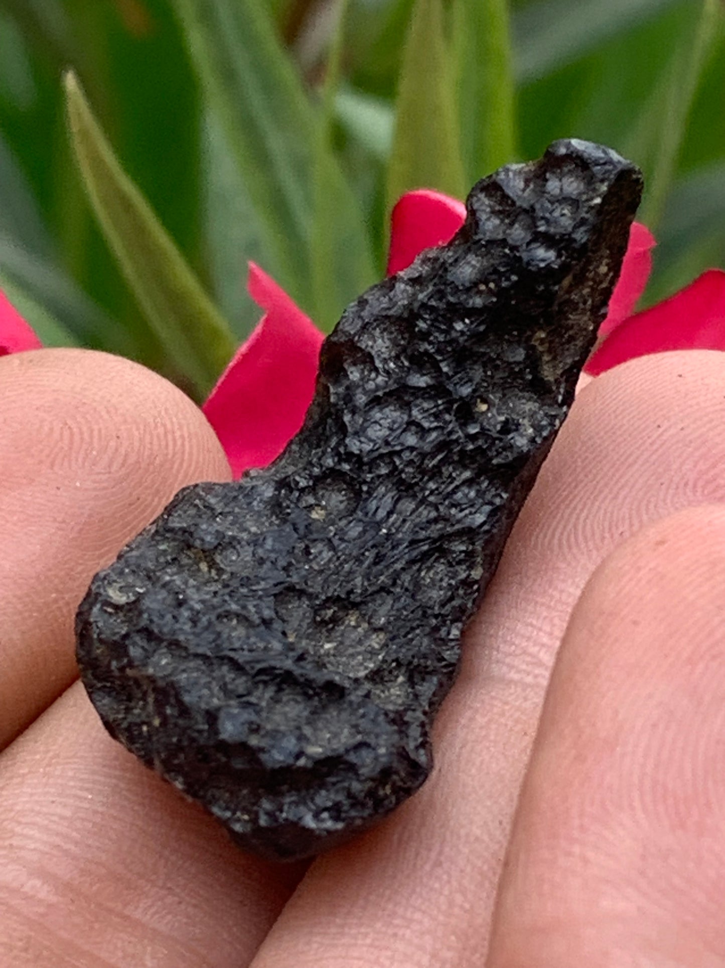 Tectite du Viet-Nam, taille de 38mm x 17 x 8 - 8,1 grammes. Fascinant, envoutant, hypnotisant !