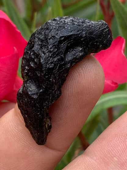 Tectite du Viet-Nam, taille de 38mm x 17 x 8 - 8,1 grammes. Fascinant, envoutant, hypnotisant !