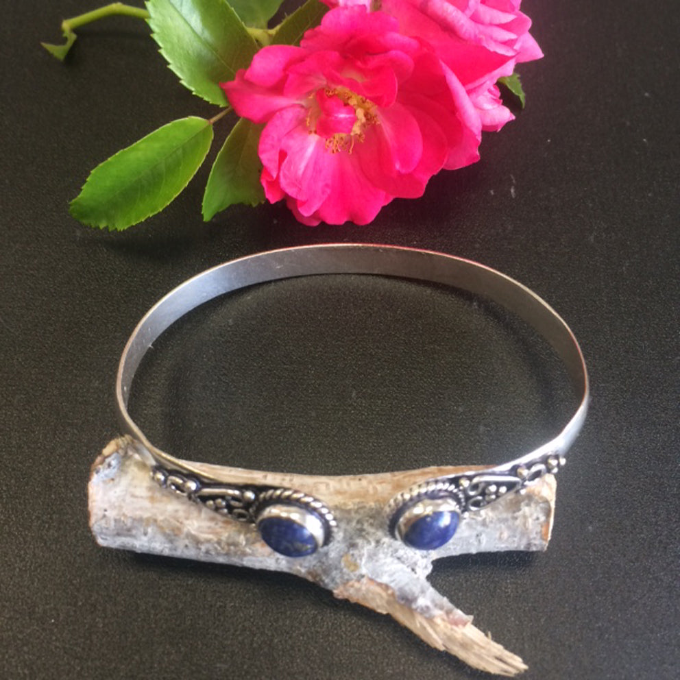 Bracelet de type 'Manchette' de 1 centimètre de largeur, fait en laiton argenté avec cabochon d'amethyste ou lapis lazuli.