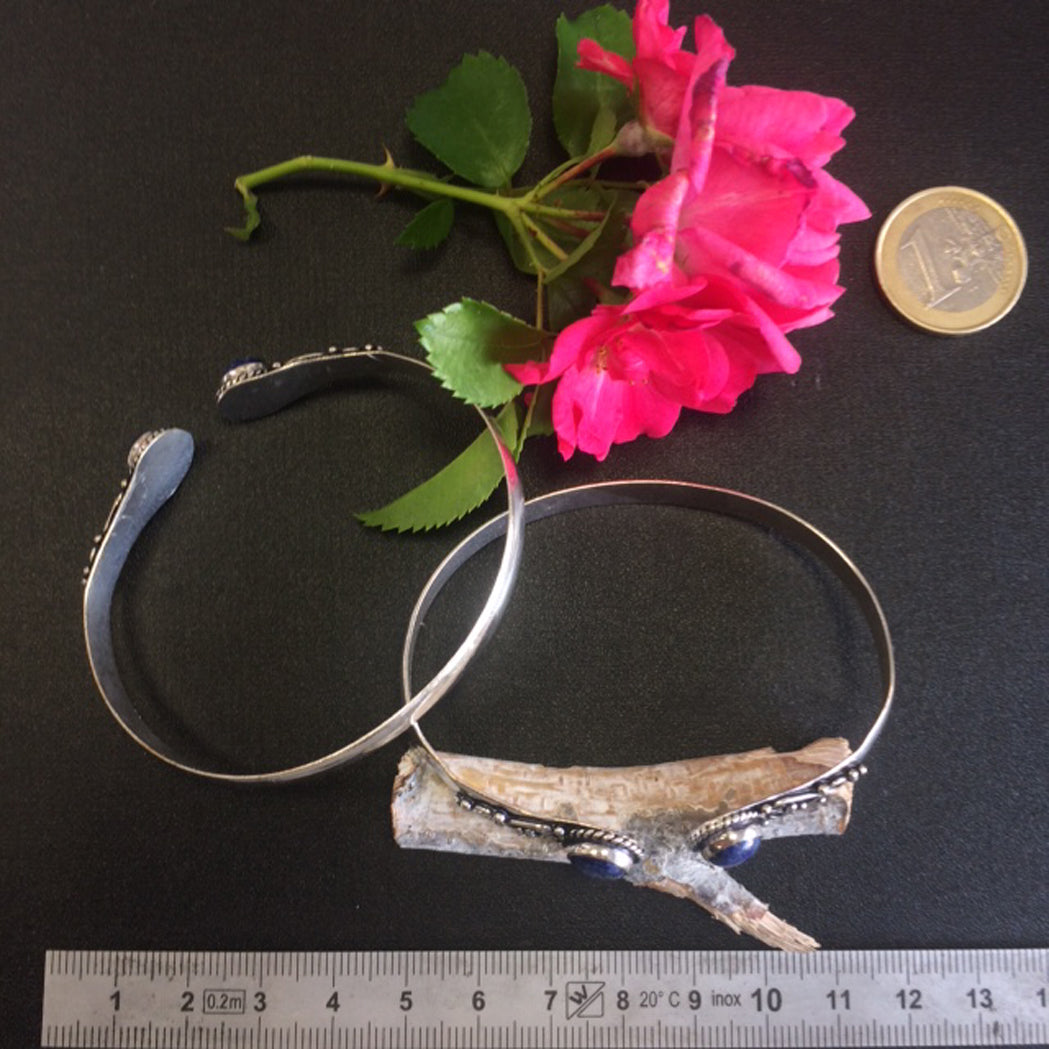 Bracelet de type 'Manchette' de 1 centimètre de largeur, fait en laiton argenté avec cabochon d'amethyste ou lapis lazuli.
