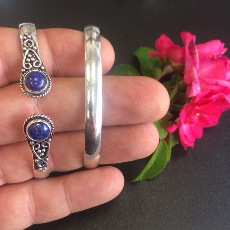 Bracelet de type 'Manchette' de 1 centimètre de largeur, fait en laiton argenté avec cabochon d'amethyste ou lapis lazuli.