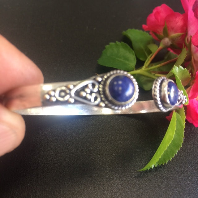 Bracelet de type 'Manchette' de 1 centimètre de largeur, fait en laiton argenté avec cabochon d'amethyste ou lapis lazuli.