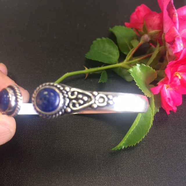 Bracelet de type 'Manchette' de 1 centimètre de largeur, fait en laiton argenté avec cabochon d'amethyste ou lapis lazuli.