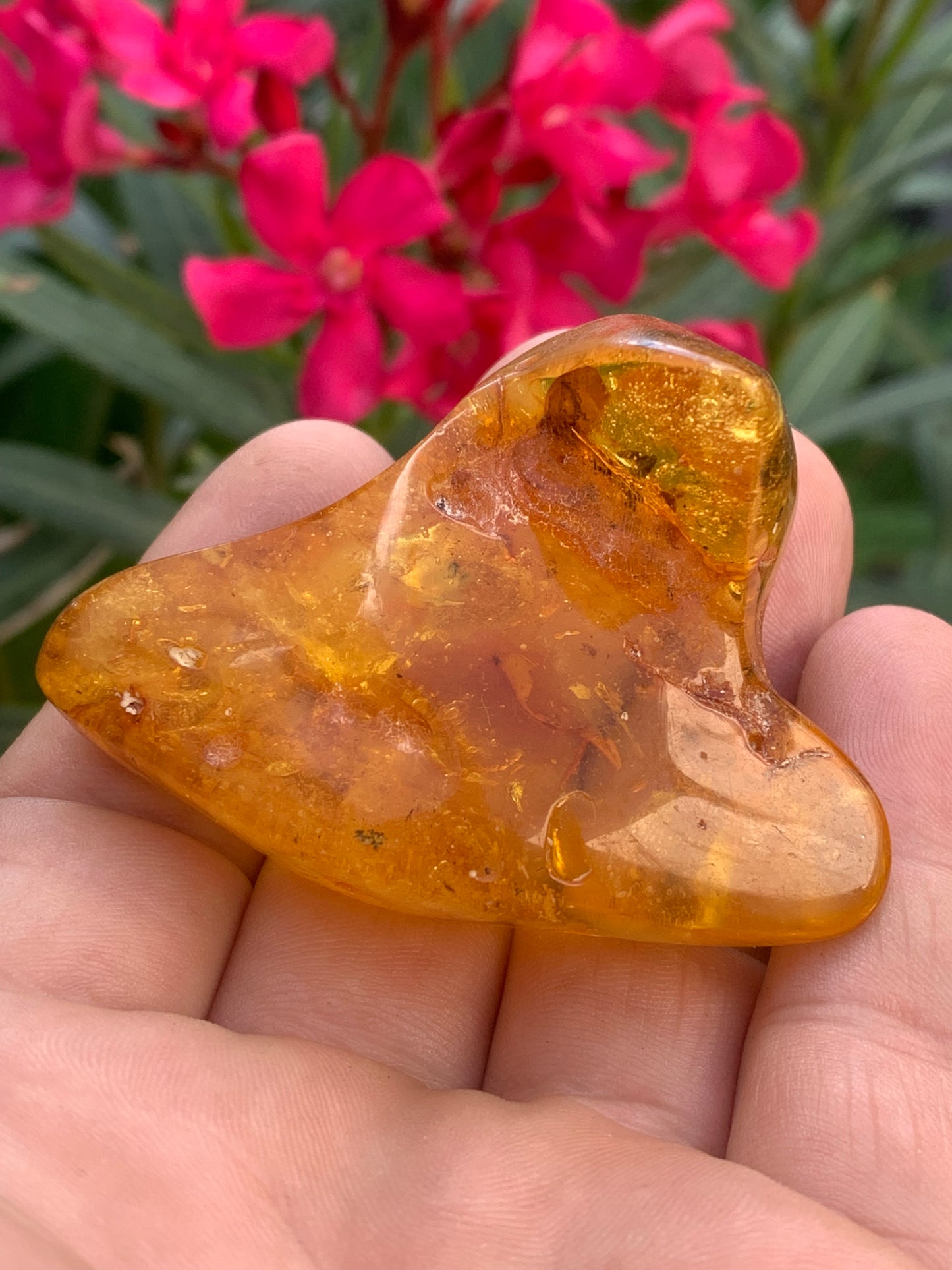 Baltic Sea Amber, 65mm x 48x 27mm - 31.2 grams. Very good quality, superb piece of good size with inclusions!
