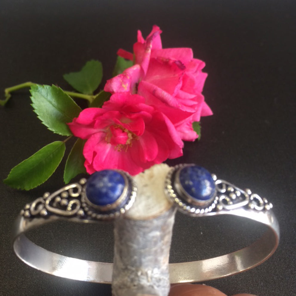 Bracelet de type 'Manchette' de 1 centimètre de largeur, fait en laiton argenté avec cabochon d'amethyste ou lapis lazuli.