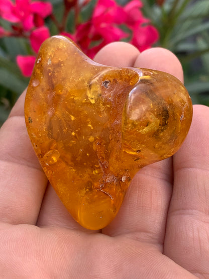 Baltic Sea Amber, 65mm x 48x 27mm - 31.2 grams. Very good quality, superb piece of good size with inclusions!