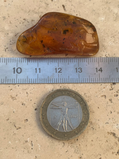 Amber, pebble with spider inclusion, 40mm x 20 x 10 - 4.1 grams. Superb piece for jewelry or collection!