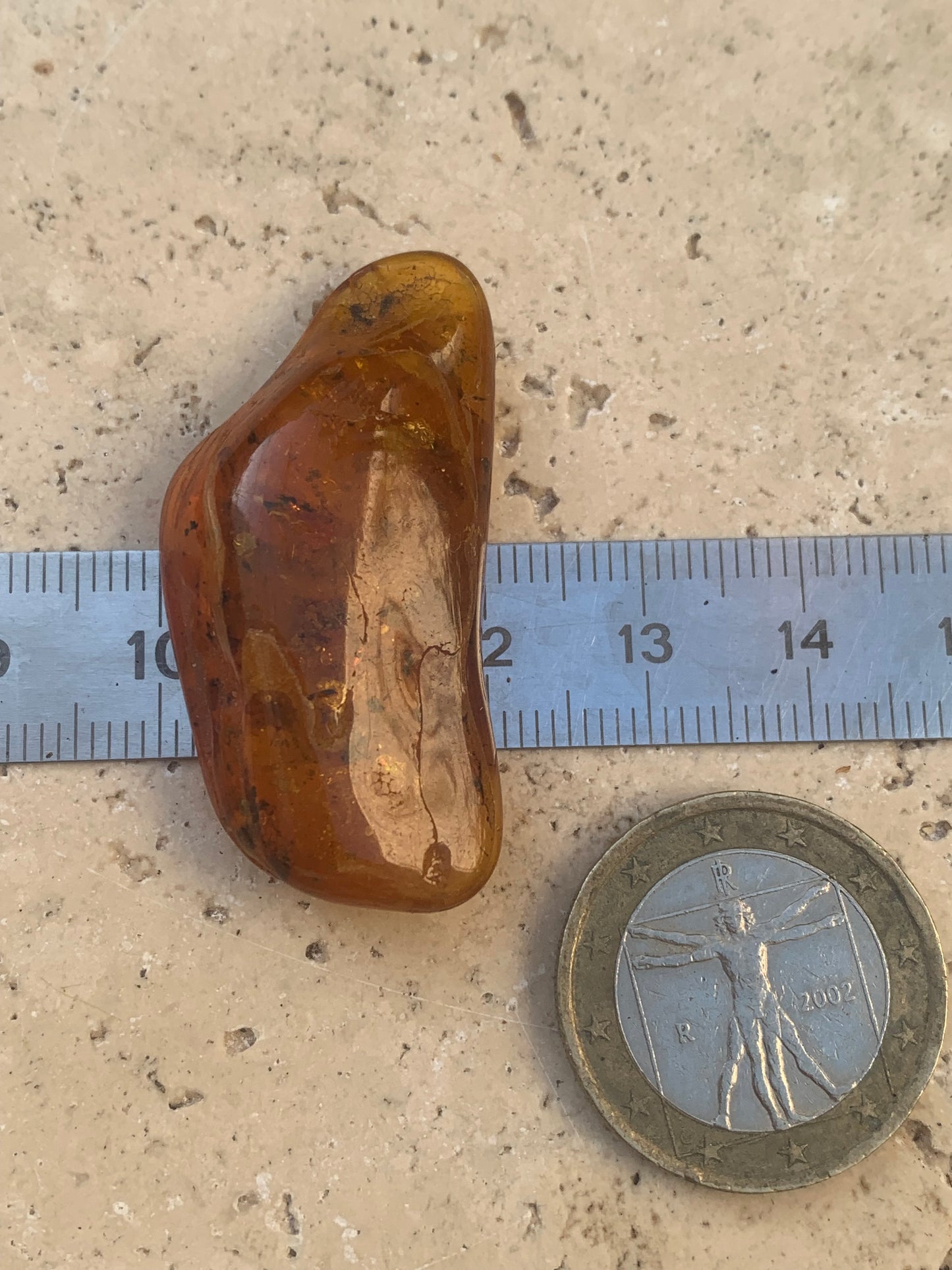 Amber, pebble with spider inclusion, 40mm x 20 x 10 - 4.1 grams. Superb piece for jewelry or collection!